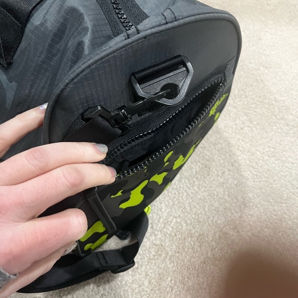 Guess weekend or gym back with bright camo markings - Picture 7 of 8